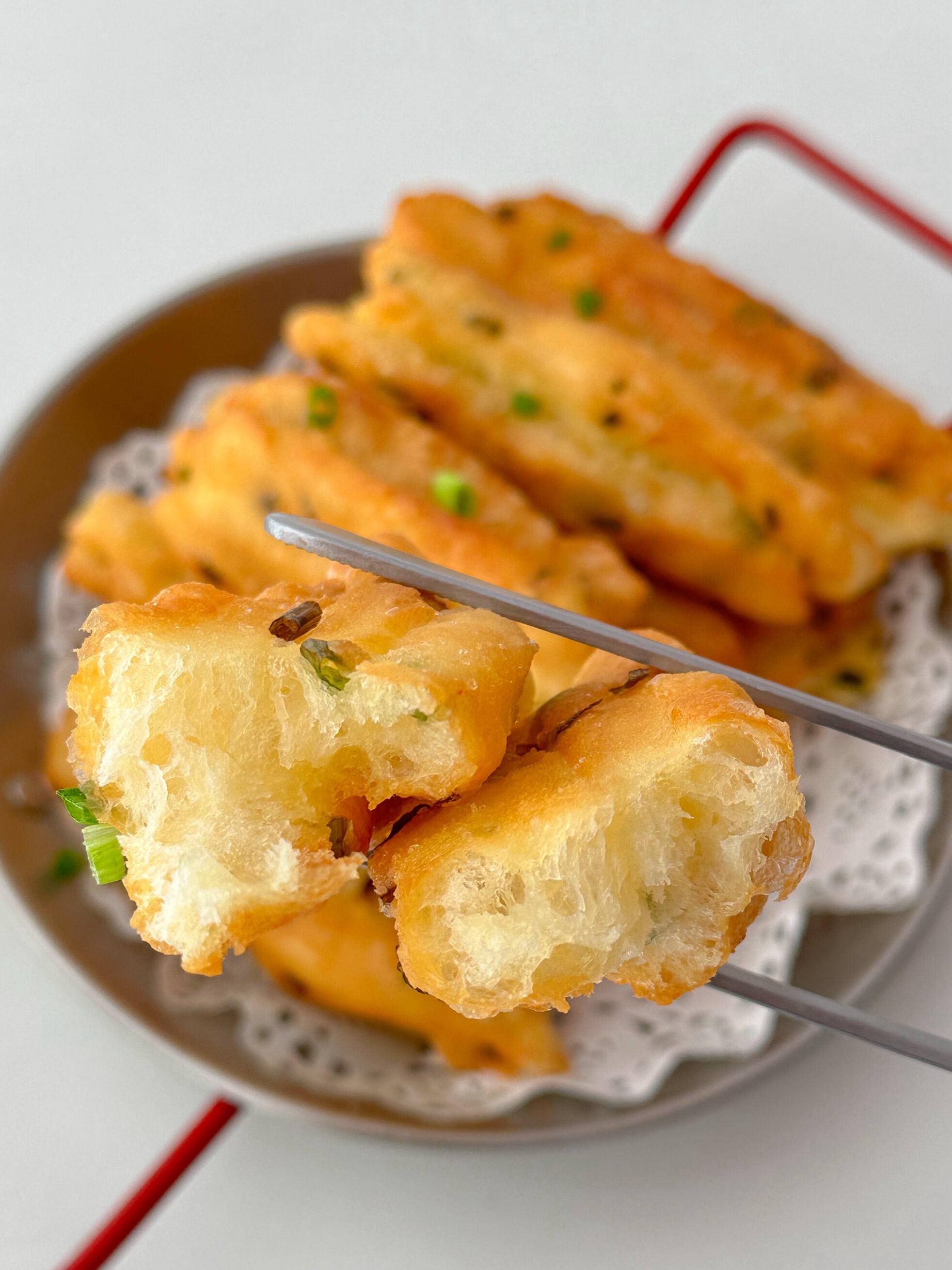 早餐店葱香小油条的家常做法,关键两步不油腻