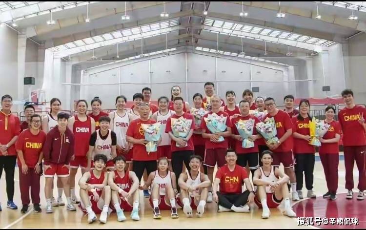 中国女篮新阵容迎战西班牙，韩旭张子宇领衔双塔组合