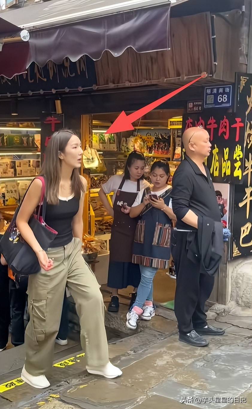 45岁王祖蓝现身香港,身材走样,大鼻子依旧抢镜,穿搭土不像明星