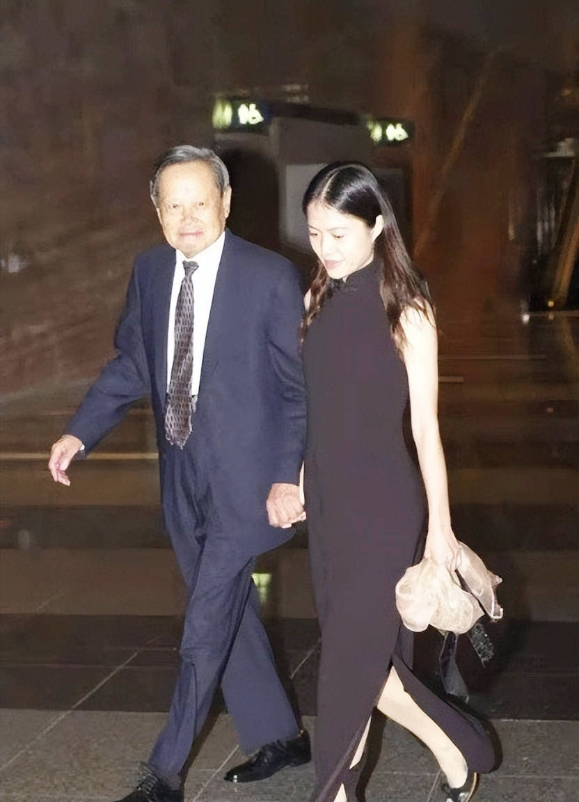 103岁杨振宁有福了,娇妻翁帆穿青衣唱昆曲助兴,妇唱夫随太幸福
