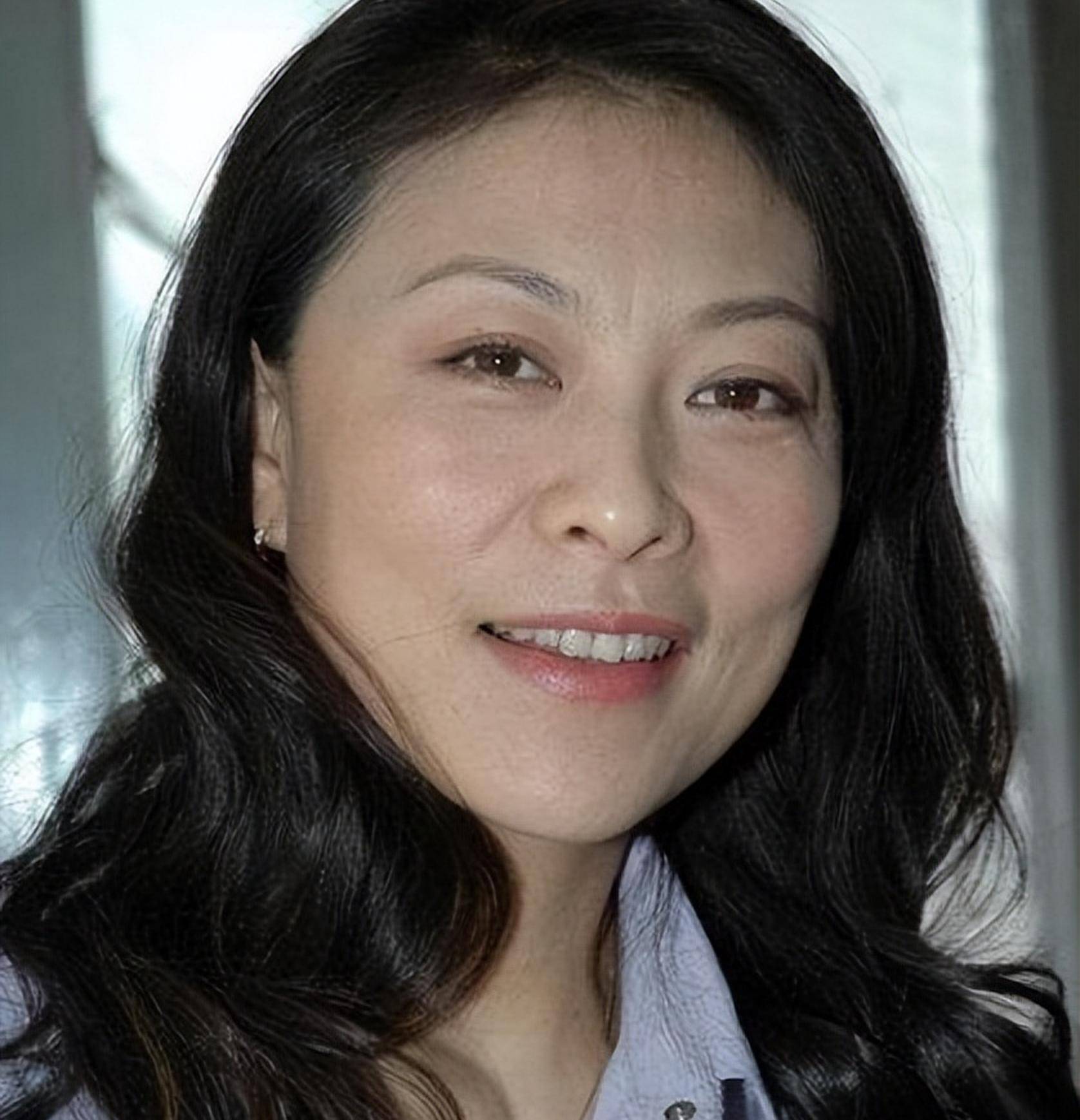 悲惨影后岳红,哺乳期离婚切除大半个胃,单身32年,为女无怨无悔