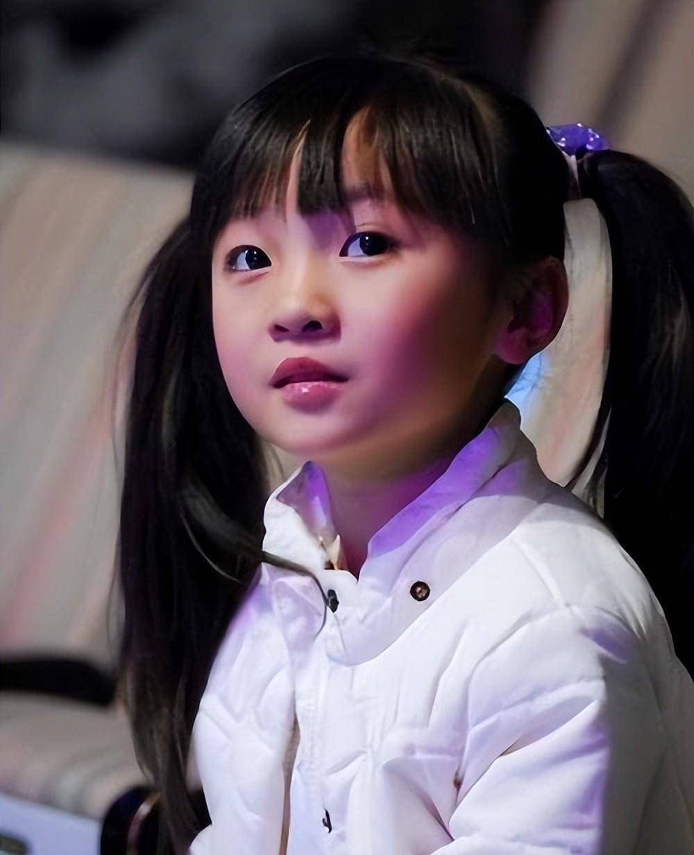 林妙可,丰胸门,陪酒门,炫富门,为啥人们总跟这个小女孩过不去