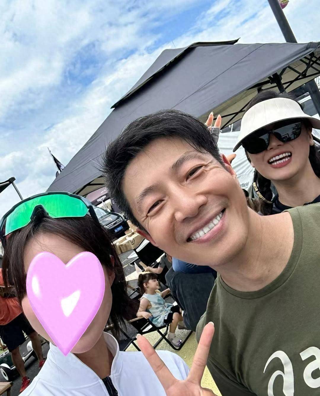 撒贝宁的妻子李白游千岛湖穿短袖配短裤抢镜大长腿又美又白