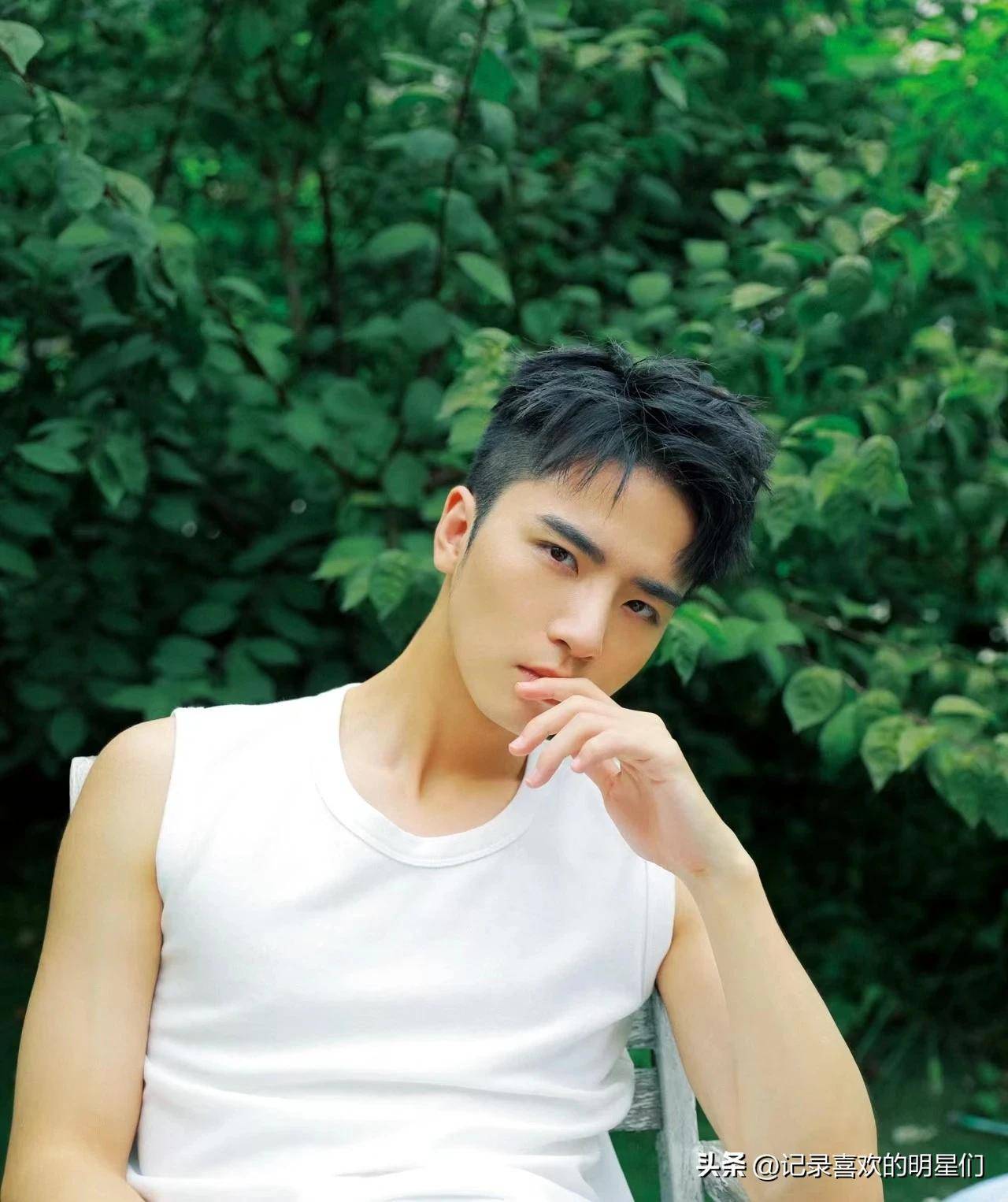 吴希泽最近新发现的新晋男神阳光帅气迷人十足才华横溢的