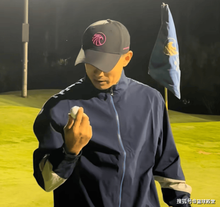 赵继伟再晒打高尔夫，一杆进洞疯狂庆祝，如同进绝杀！