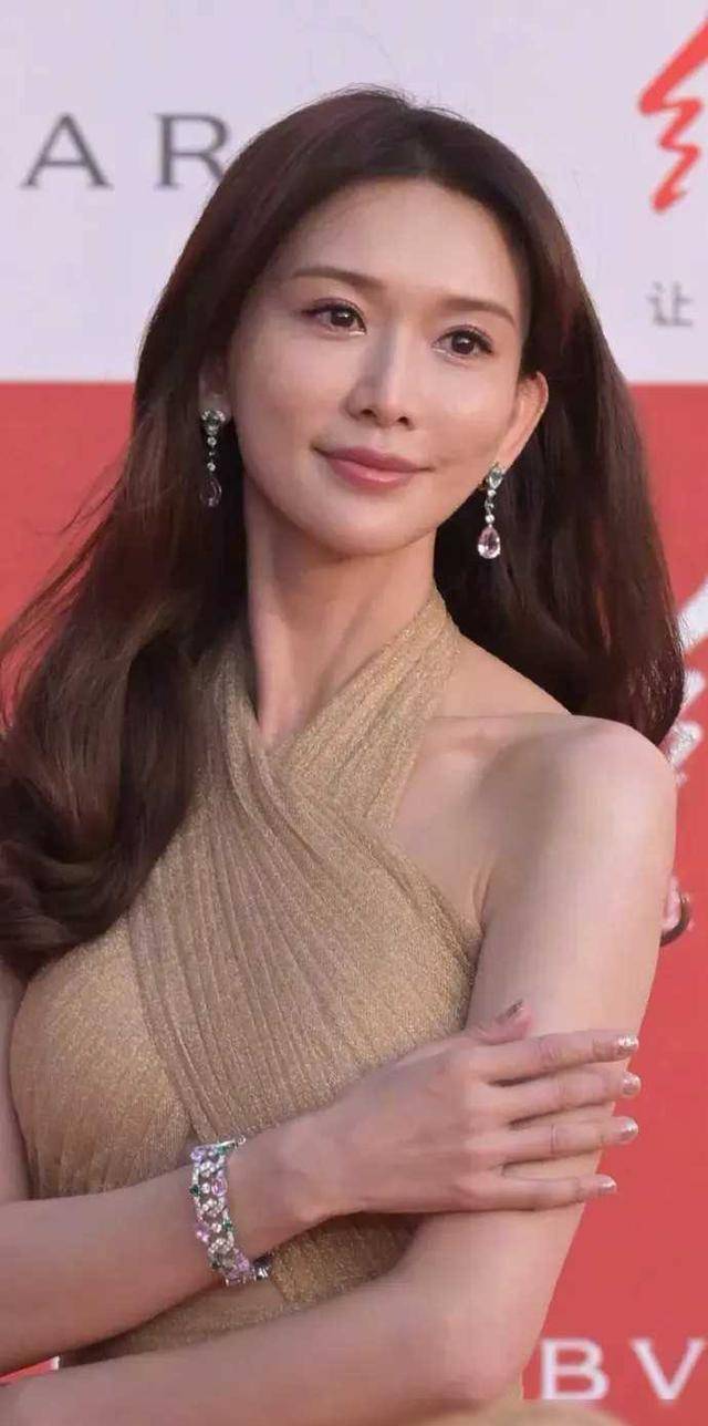 天呐!林志玲近照曝光,胸部下垂严重,网友:这才是真实的她
