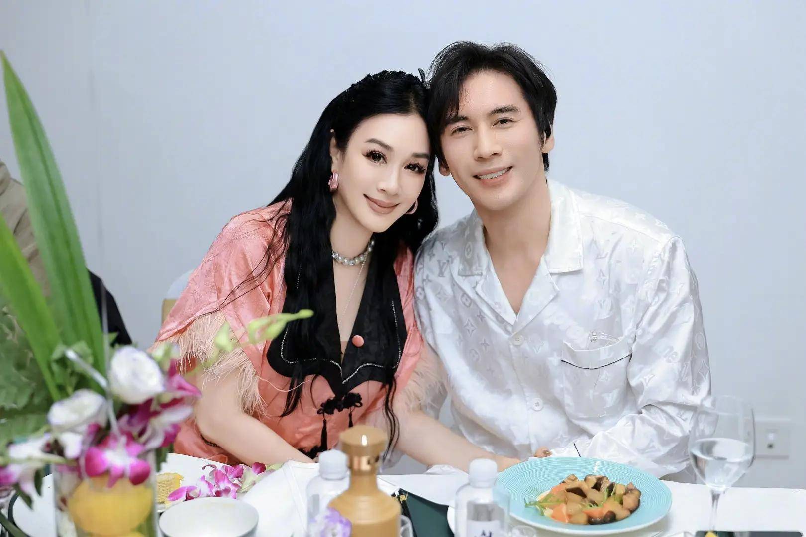张伦硕蹲厨房给老婆挑羊肉!