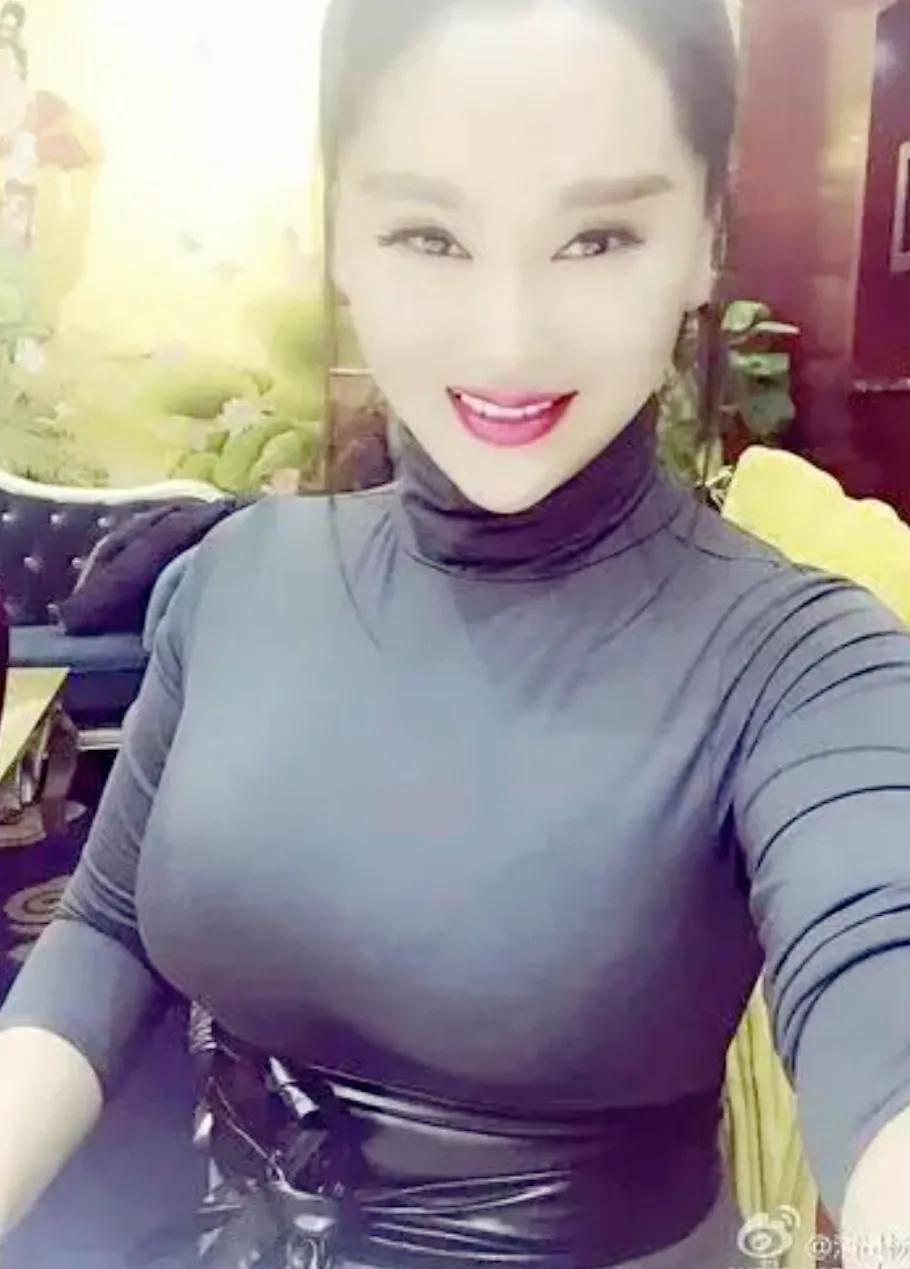 从歌手到演员,魔鬼身材的杨欣,转型之路并不平坦!