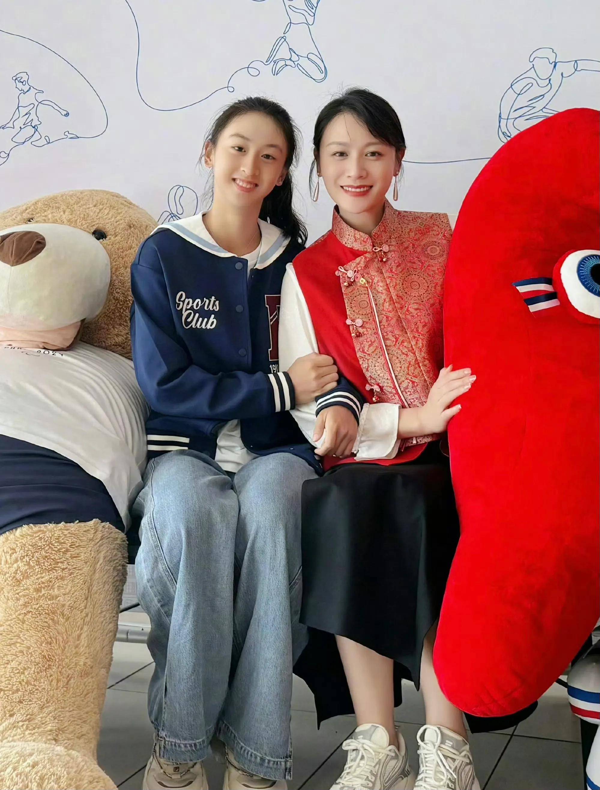 田亮一双儿女近照:16岁森碟越来越漂亮了,小亮仔成全家最高个子