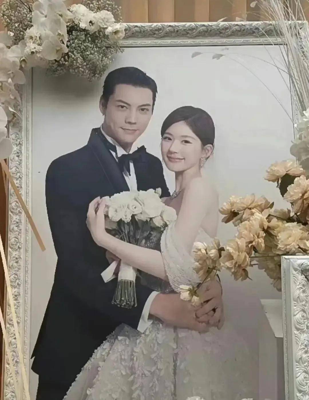 赵露思陈伟霆婚纱照曝光赵露思蚂蚁腰陈伟霆大手搂得紧紧的
