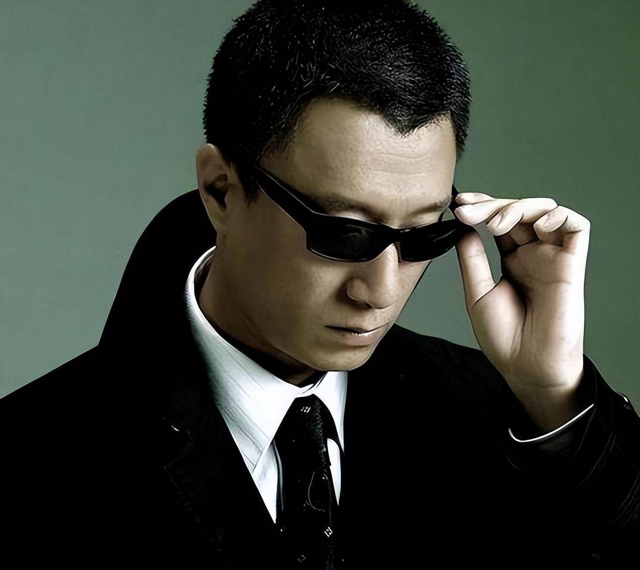 孙红雷现身哈尔滨音乐节,唱响护花使者辟谣移民传闻