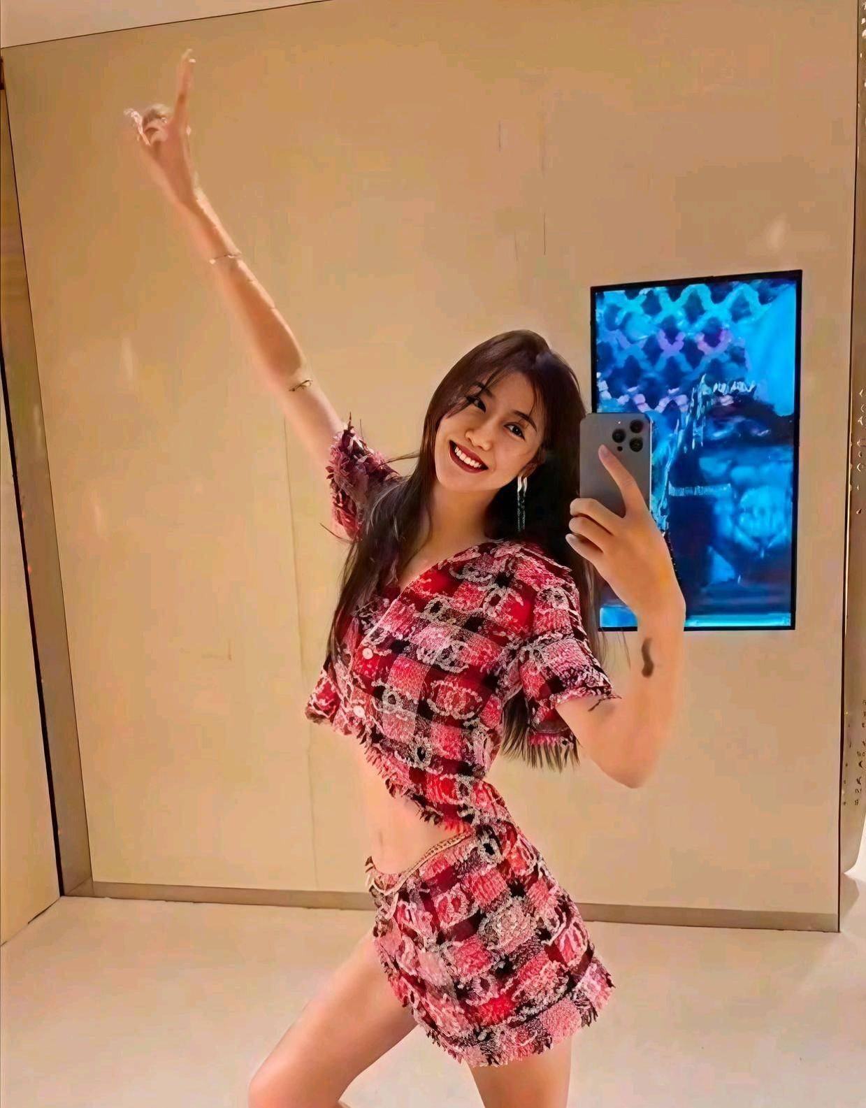 中国男篮40岁名宿再婚！二婚妻子很年轻，颜值出众，比陈露有气质