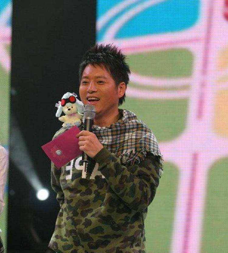 他是"湖南一哥",因听老婆怂恿自毁前程,现在沦落到做婚庆主持