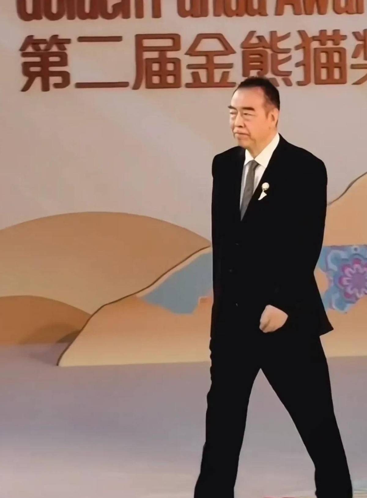 现在陈凯歌参加活动记者追着问飞宇最近在忙啥他笑得眼睛眯成缝