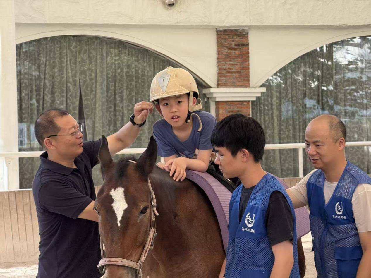骏马疗愈，公益同行：朱氏新质产业融合志愿团在行动