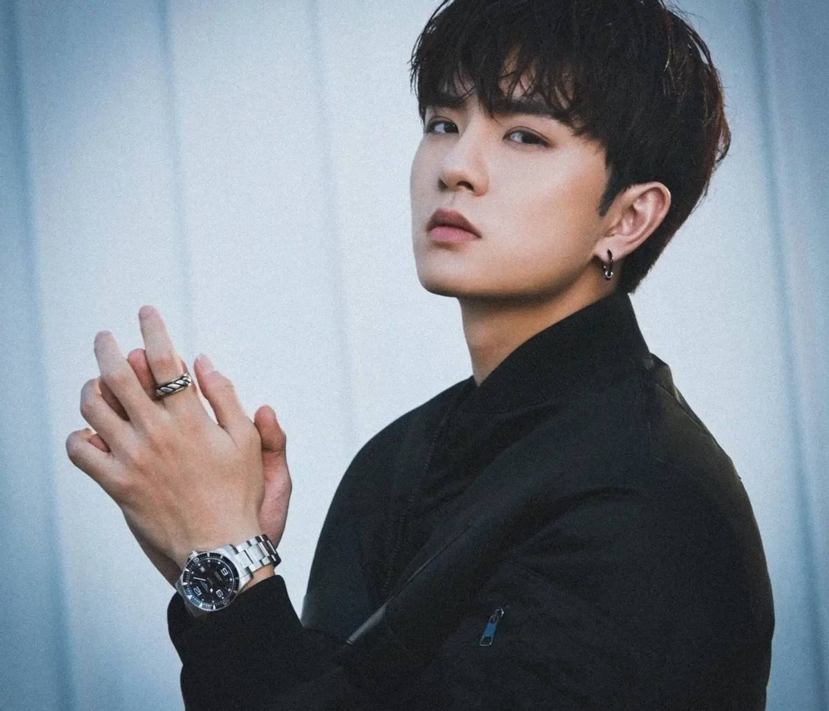 吴希泽最近新发现的新晋男神,阳光帅气迷人十足,才华横溢的!