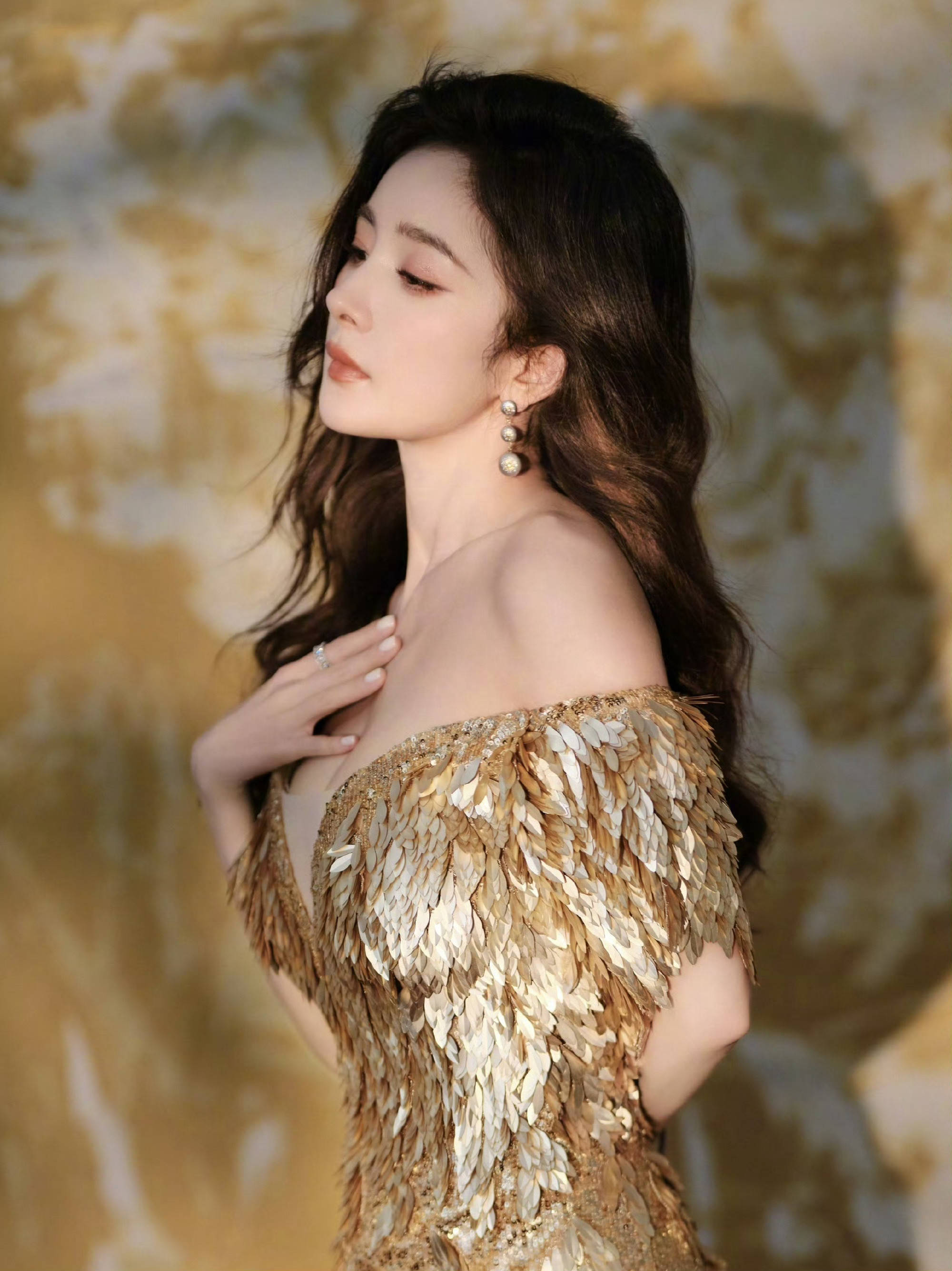 杨幂穿金色羽毛裙秀曲线,长发红唇超吸睛,优雅又性感