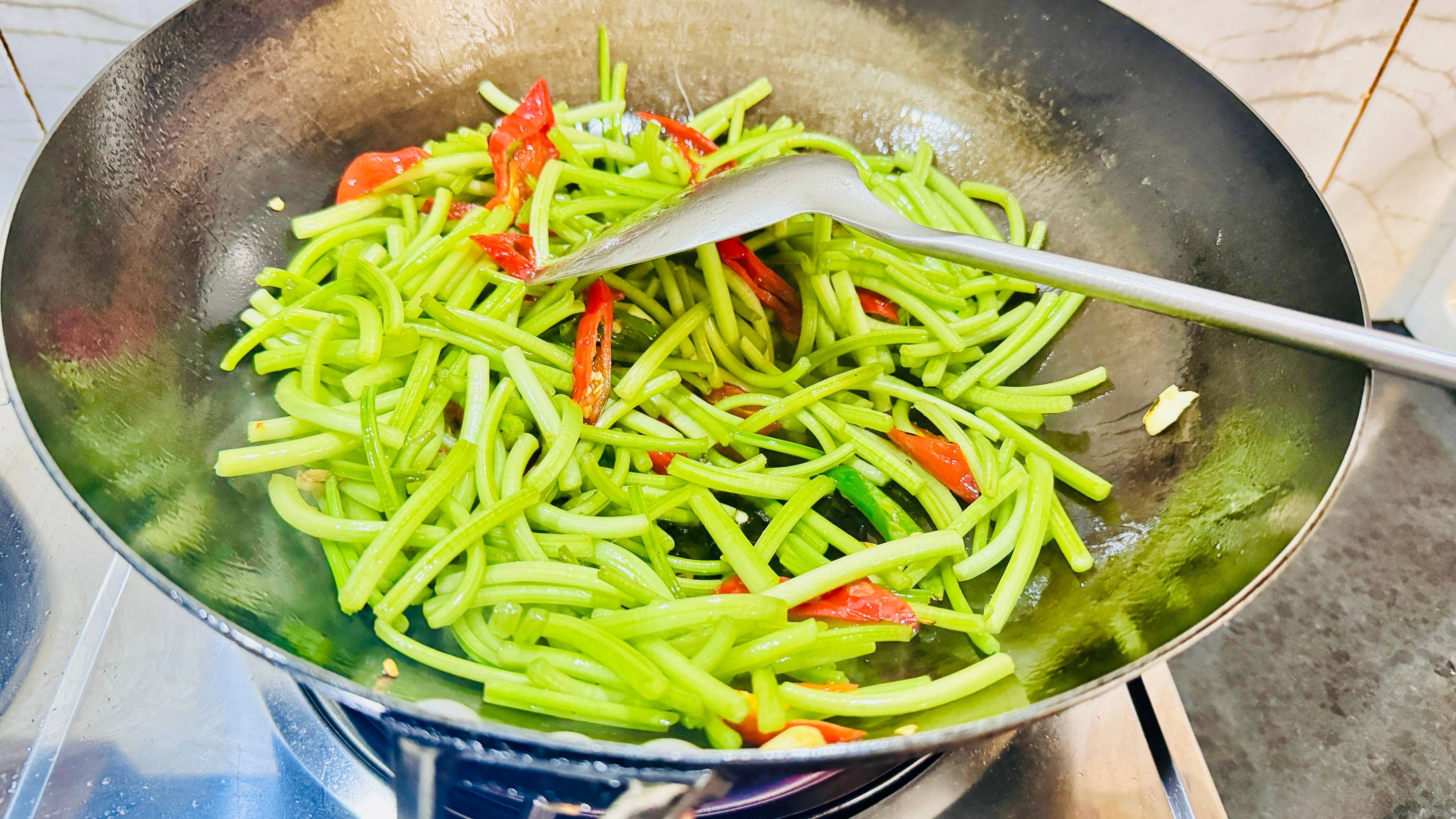 煎了一盘蛋饺,炒一盘山芋藤,再蒸个腊肠