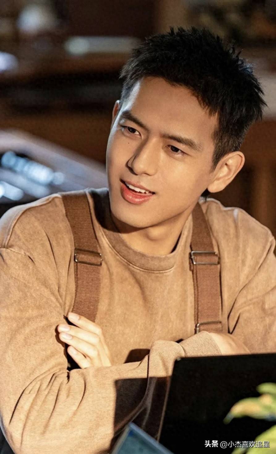 李现是一位多面发展的优秀男演员,非常有才华