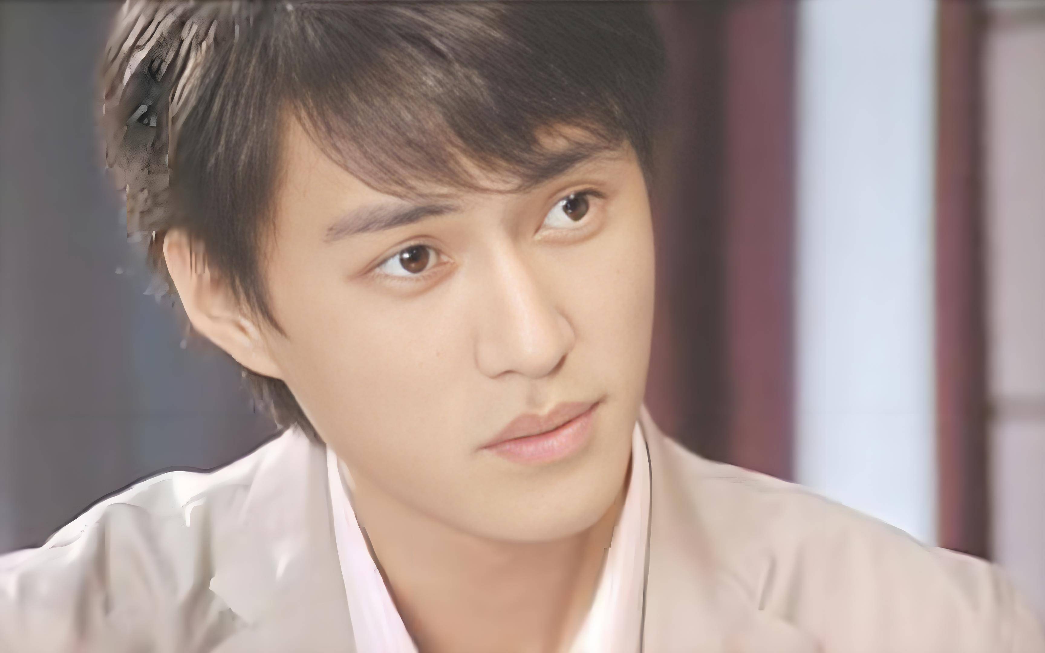 48岁的"老干部"靳东,已经走上了另一条"人生大道"