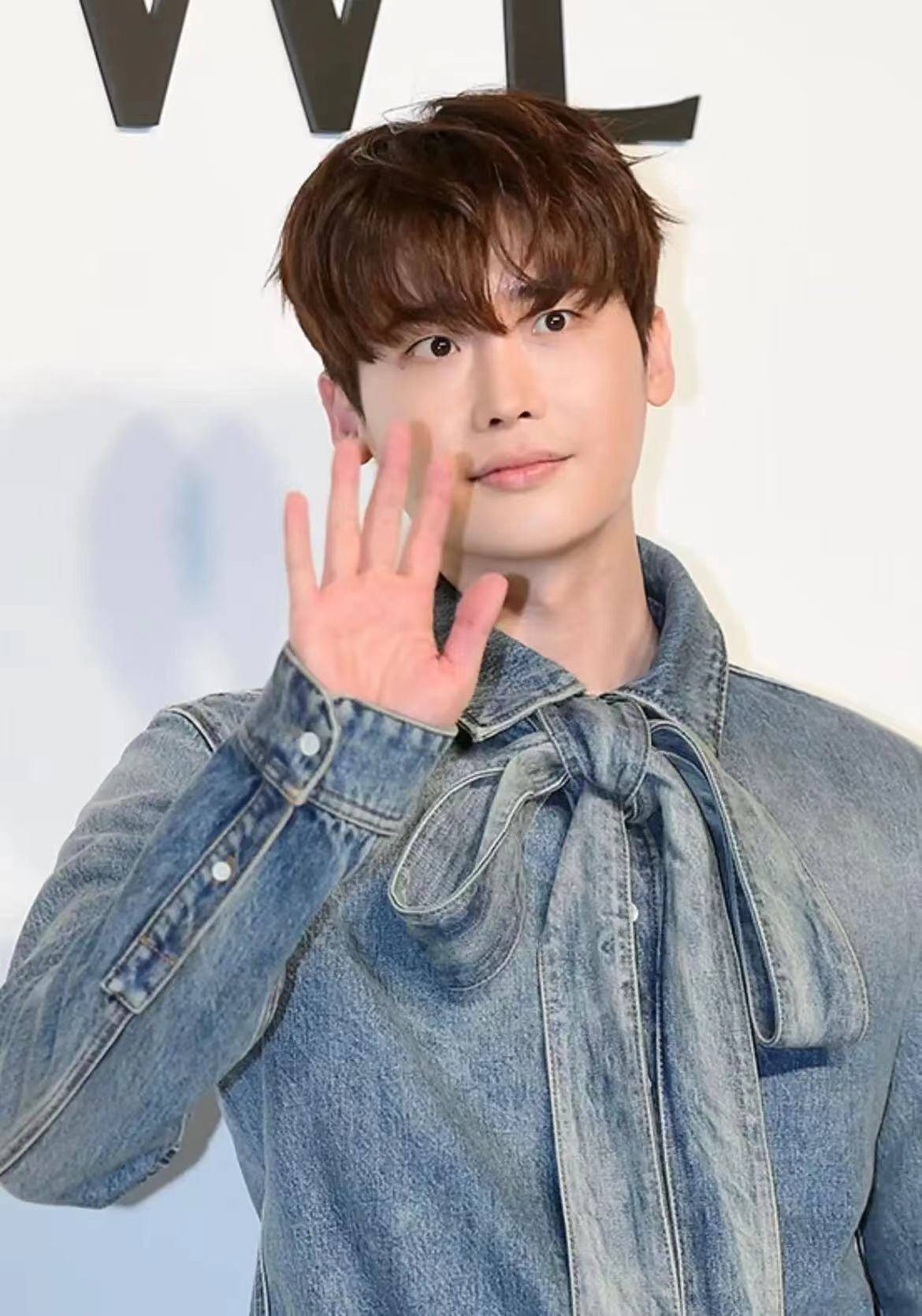 我差点没认出这是李钟硕,才多久没见,仿佛变了个人!