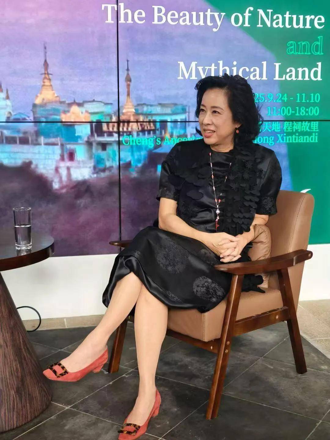 67岁朱玲玲举办摄影展,丈夫罗康瑞现身支持,在台下望妻尽显爱意