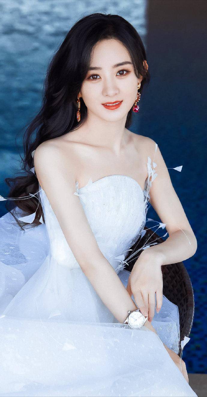 赵丽颖这抹"锁骨杀"太绝了,拿捏住了"仙女本仙"的氛围感!