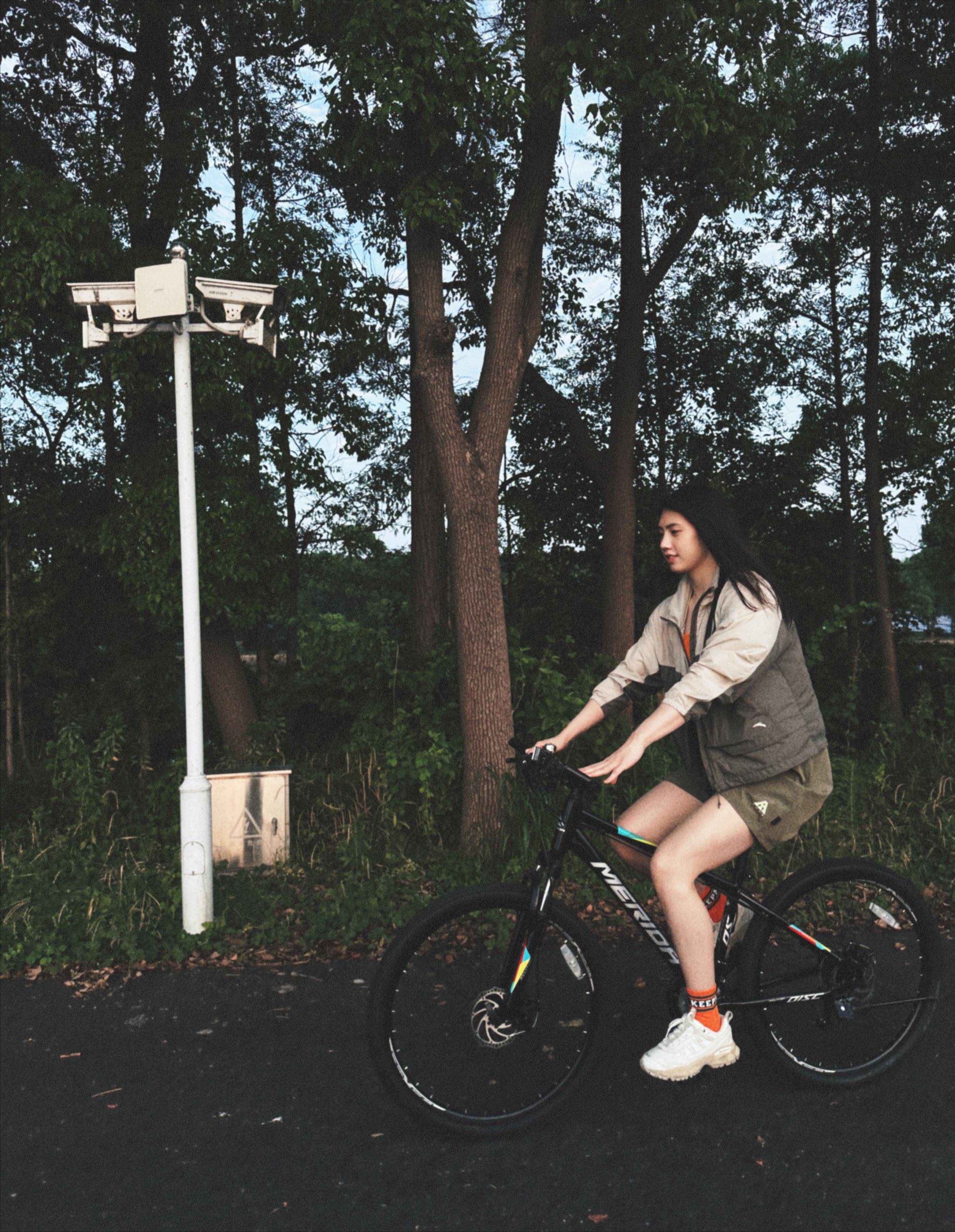 泳池外的舞蹈秀,网友直呼:简直是运动版这就是街舞