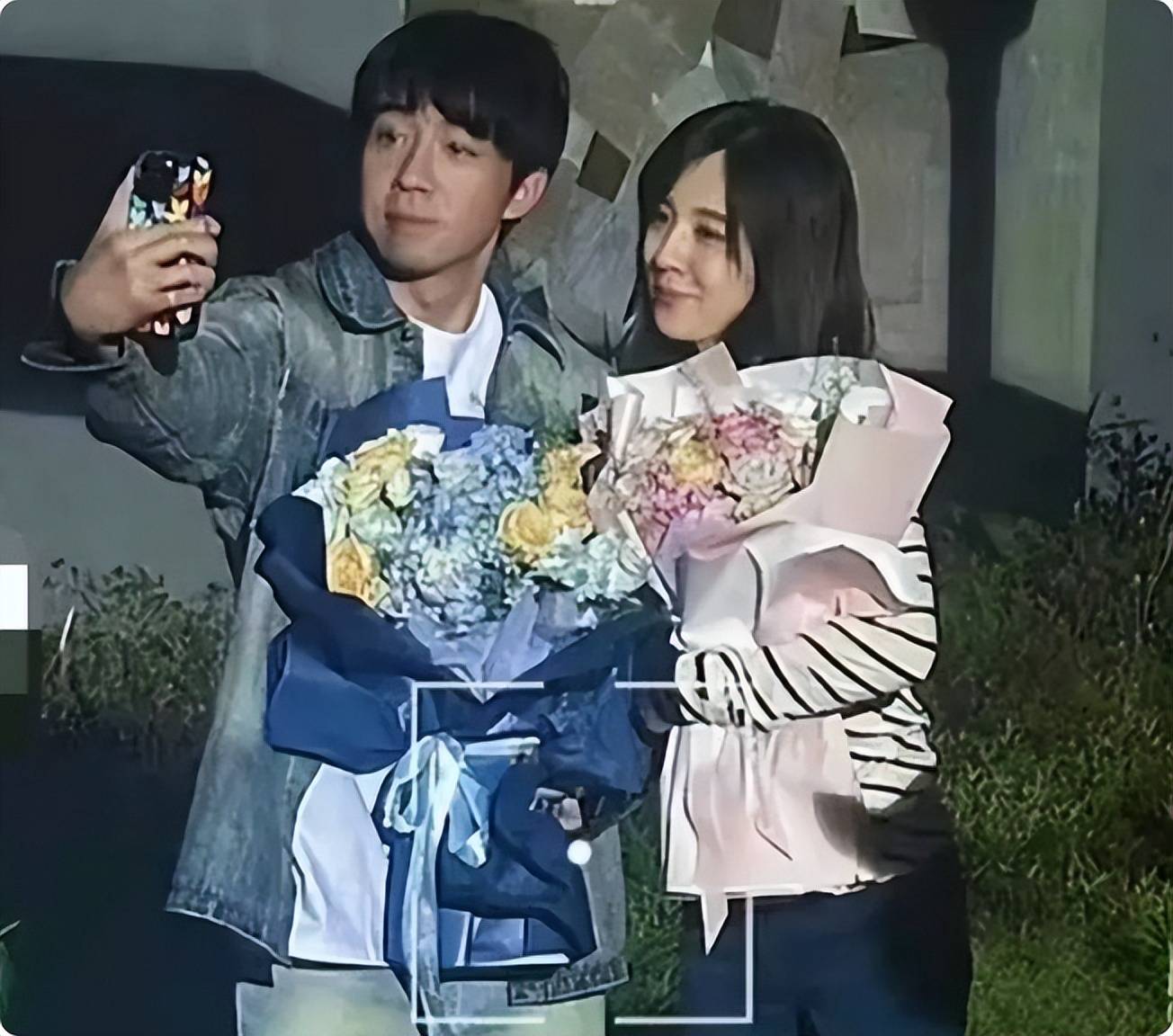 俞灏明和老婆逛商场,王晓晨穿短裤抽烟,二人互动亲密像热恋