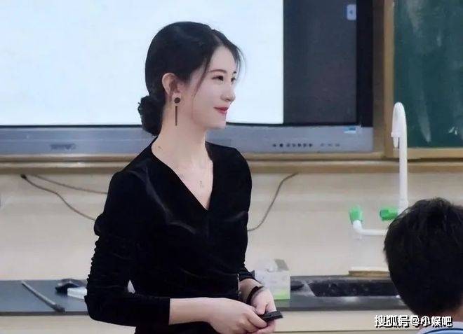 据报道，这位女老师为课堂穿着“孕妇装”。父