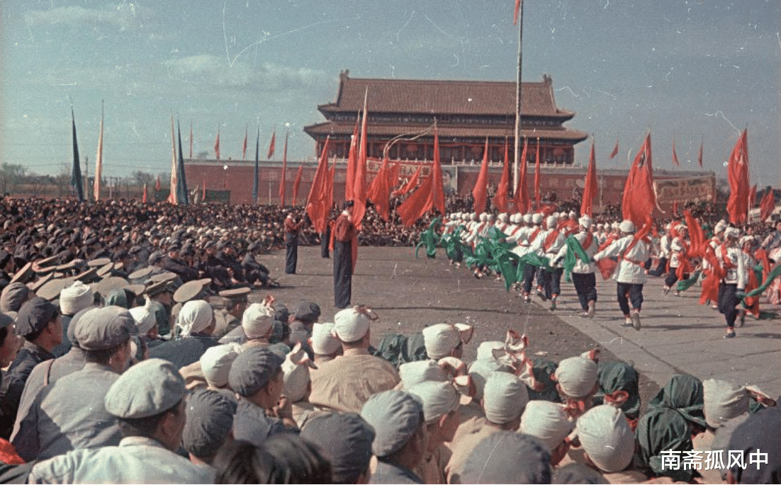 49年开国大典,天安门城楼上的女服务员,其实都有绝密任务