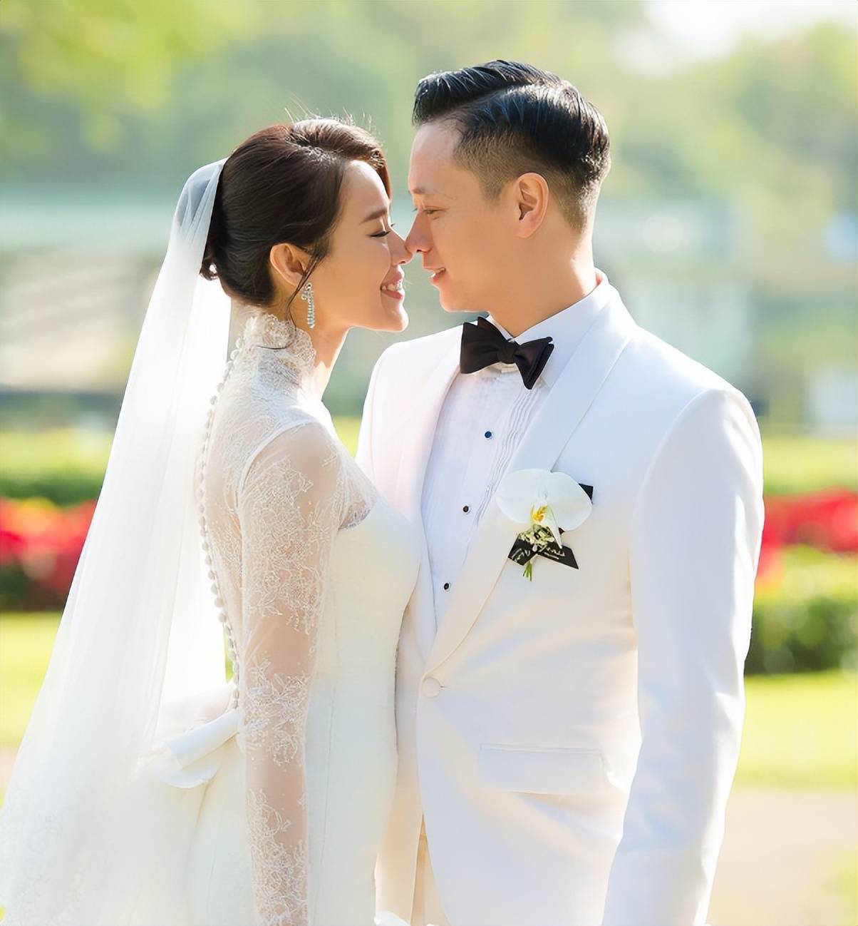 吴千语婚礼温馨夜,胡杏儿夫妇亮相欢迎宴,合照尽显明媚风采