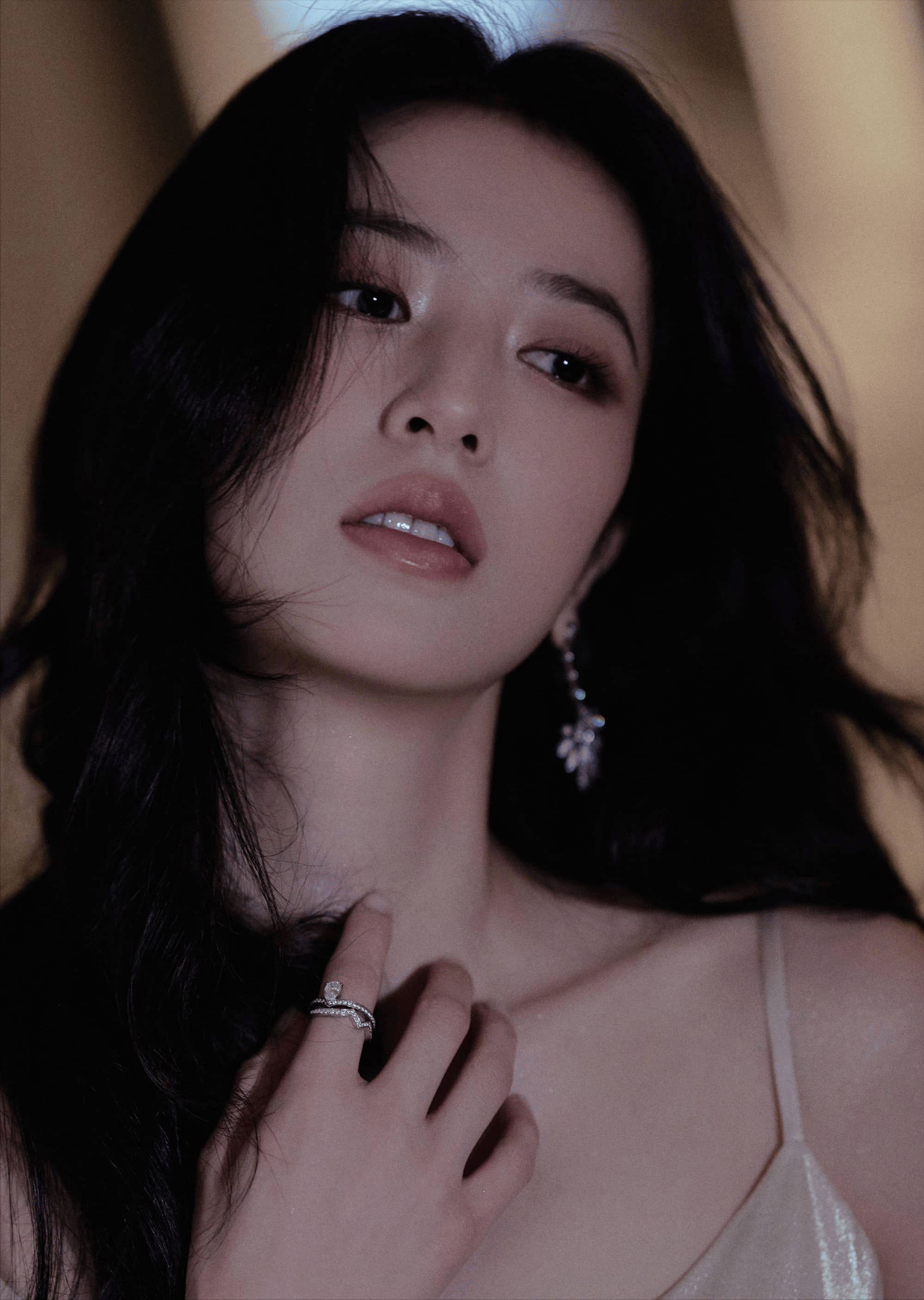 周雨彤太会穿了!一袭丝缎长裙搞定气质氛围感,简直是梦中女神