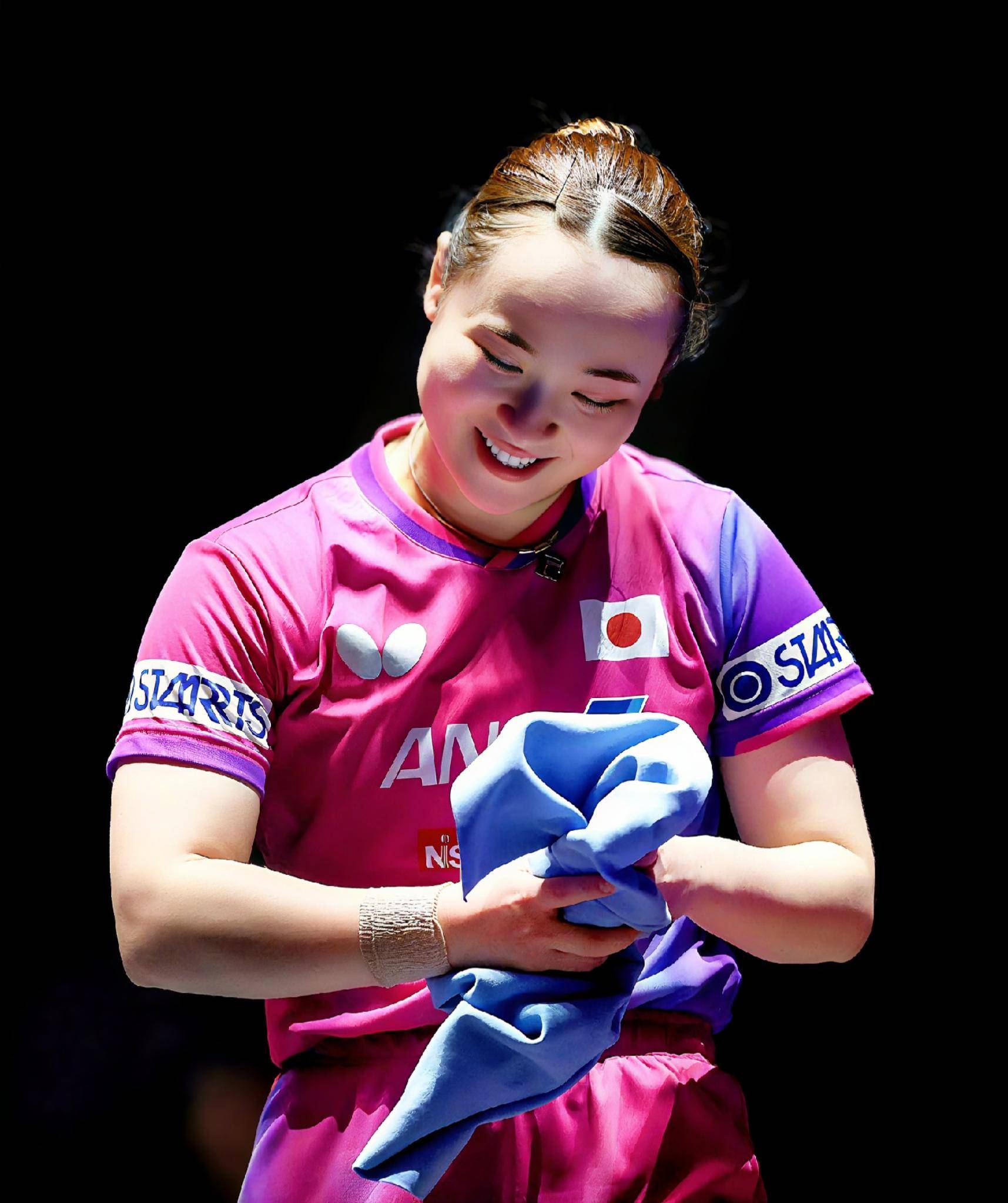 她的反手生胶快攻和诡异发球极具杀伤力,曾在奥运会和世乒赛等大赛中