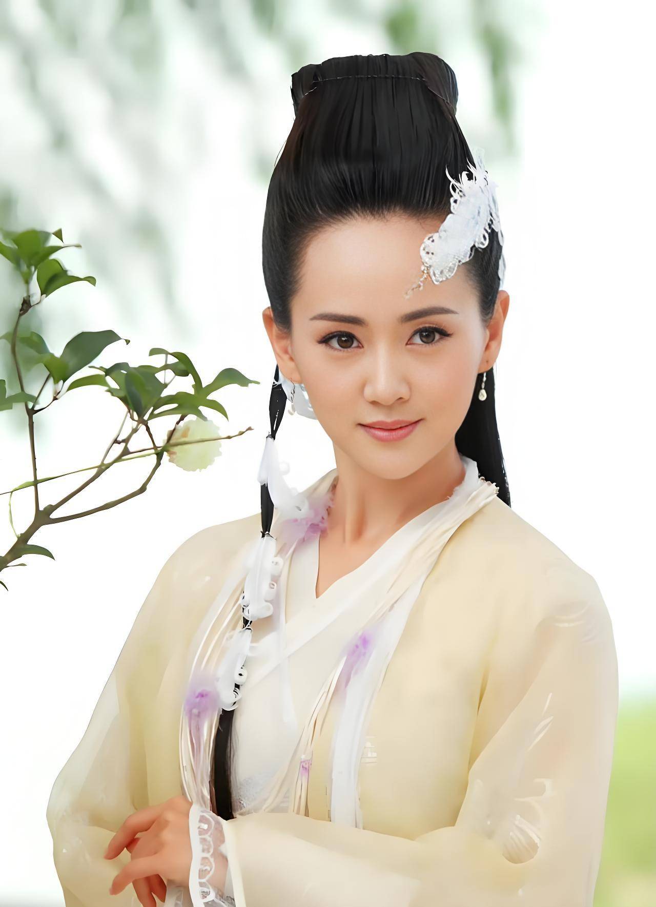 相较于王志飞的艰辛起步,张定涵的演艺之路似乎更加顺遂