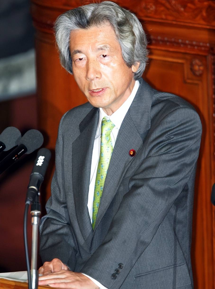2001年小泉纯一郎访华,参观完抗日纪念馆后,用毛笔写下两个汉字