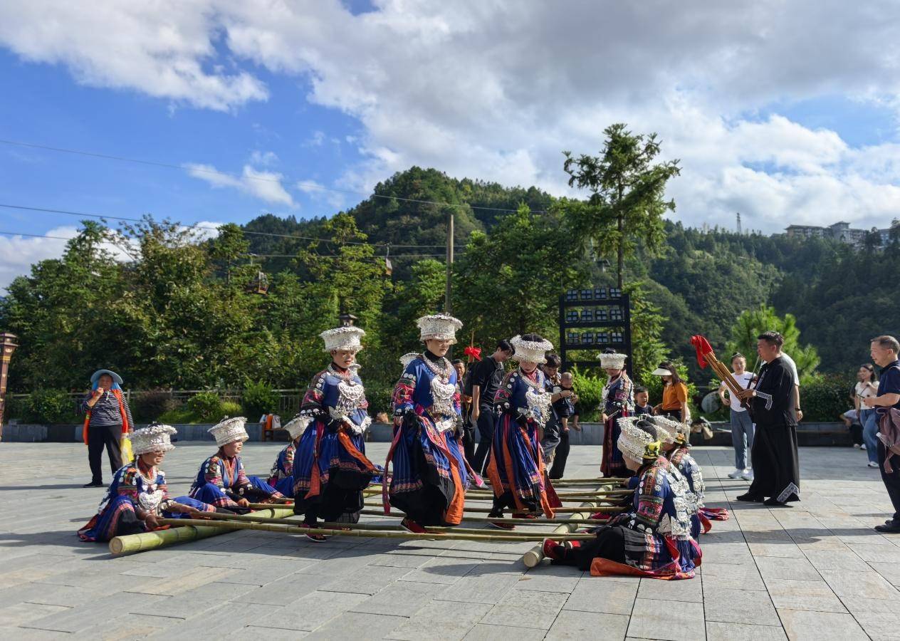 西江景区苗族"竹竿舞"舞出游客快乐加倍体验感