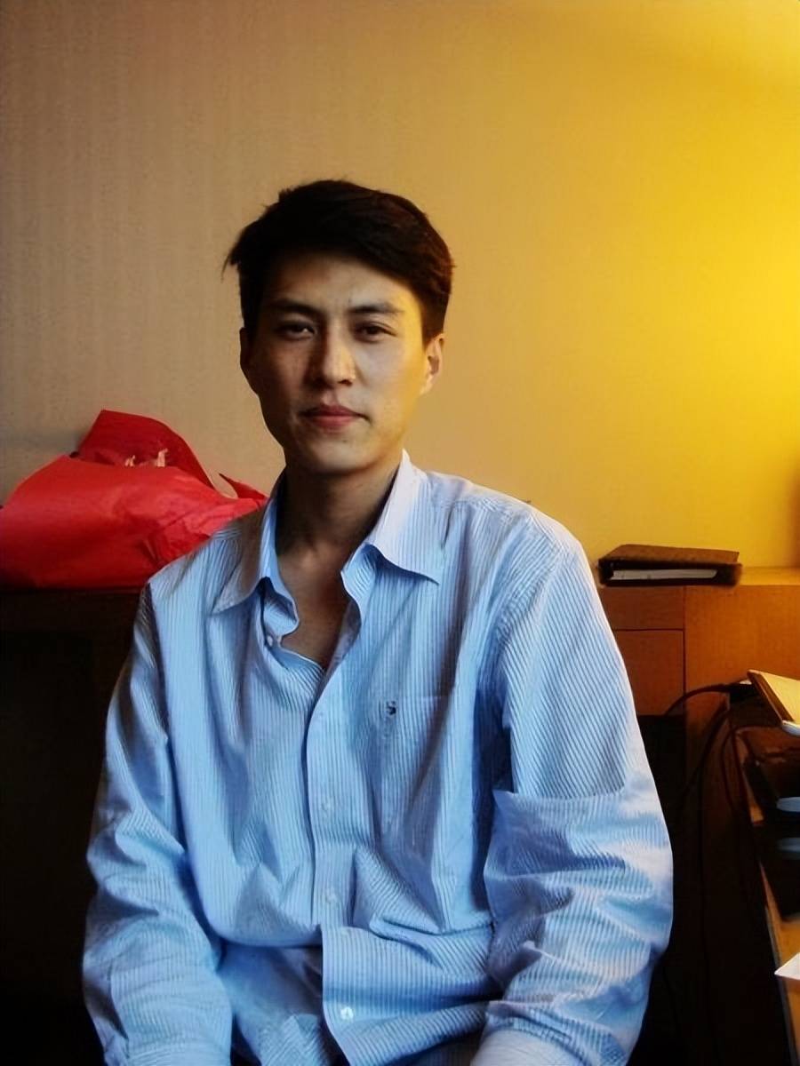 靳东:中专生逆袭成"精英",娶二婚李佳为妻,家庭事业双丰收