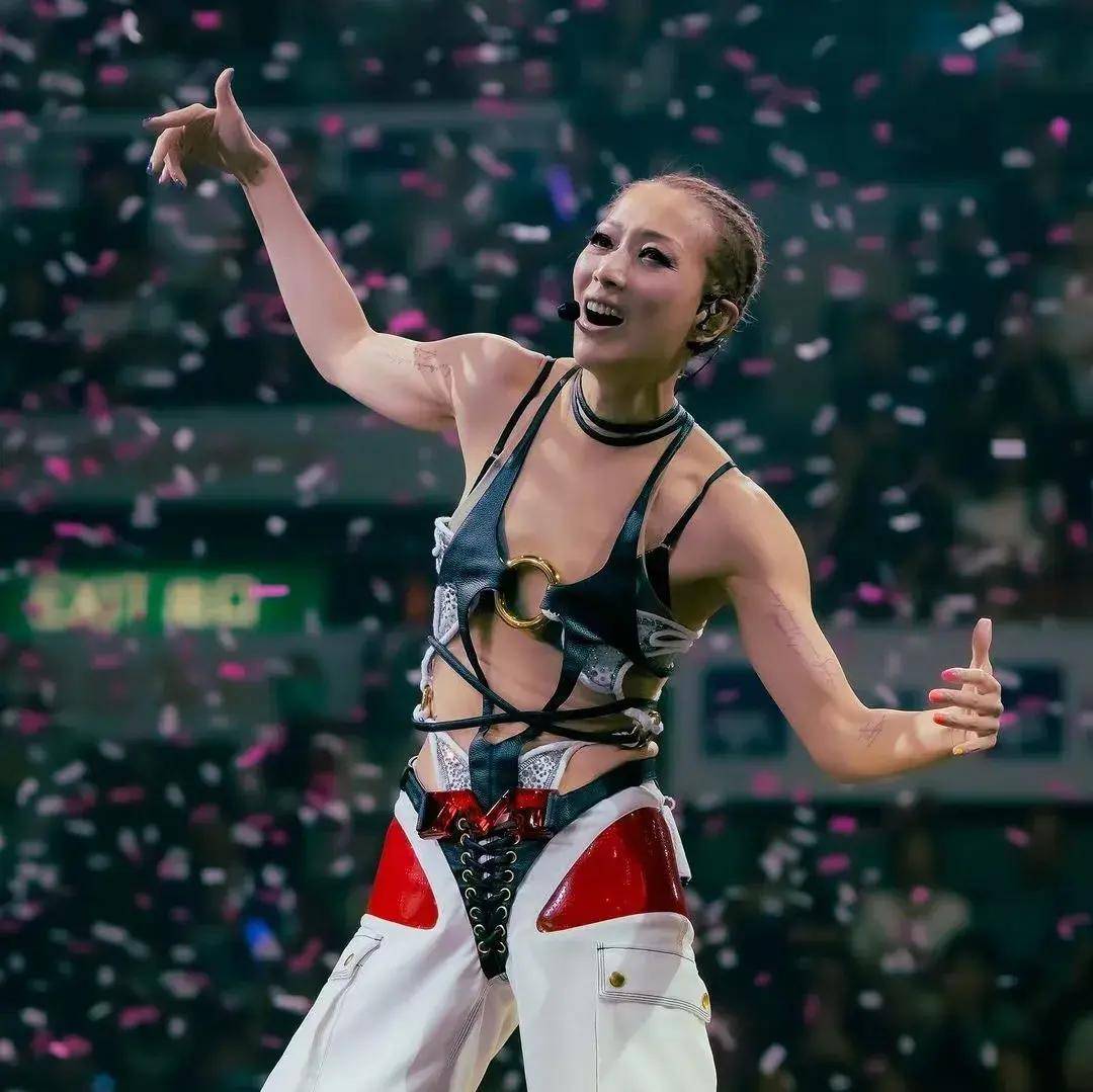 透视装不打马赛克不敢看,郑秀文演唱会实在是太敢穿了!