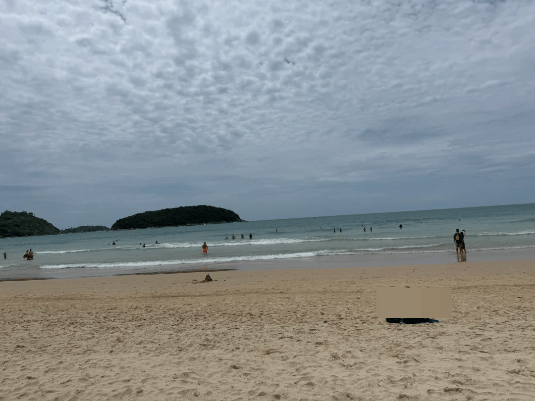 21岁中国男子在泰国普吉岛被海浪冲走超24小时，女友发现后报警 -华闻时空