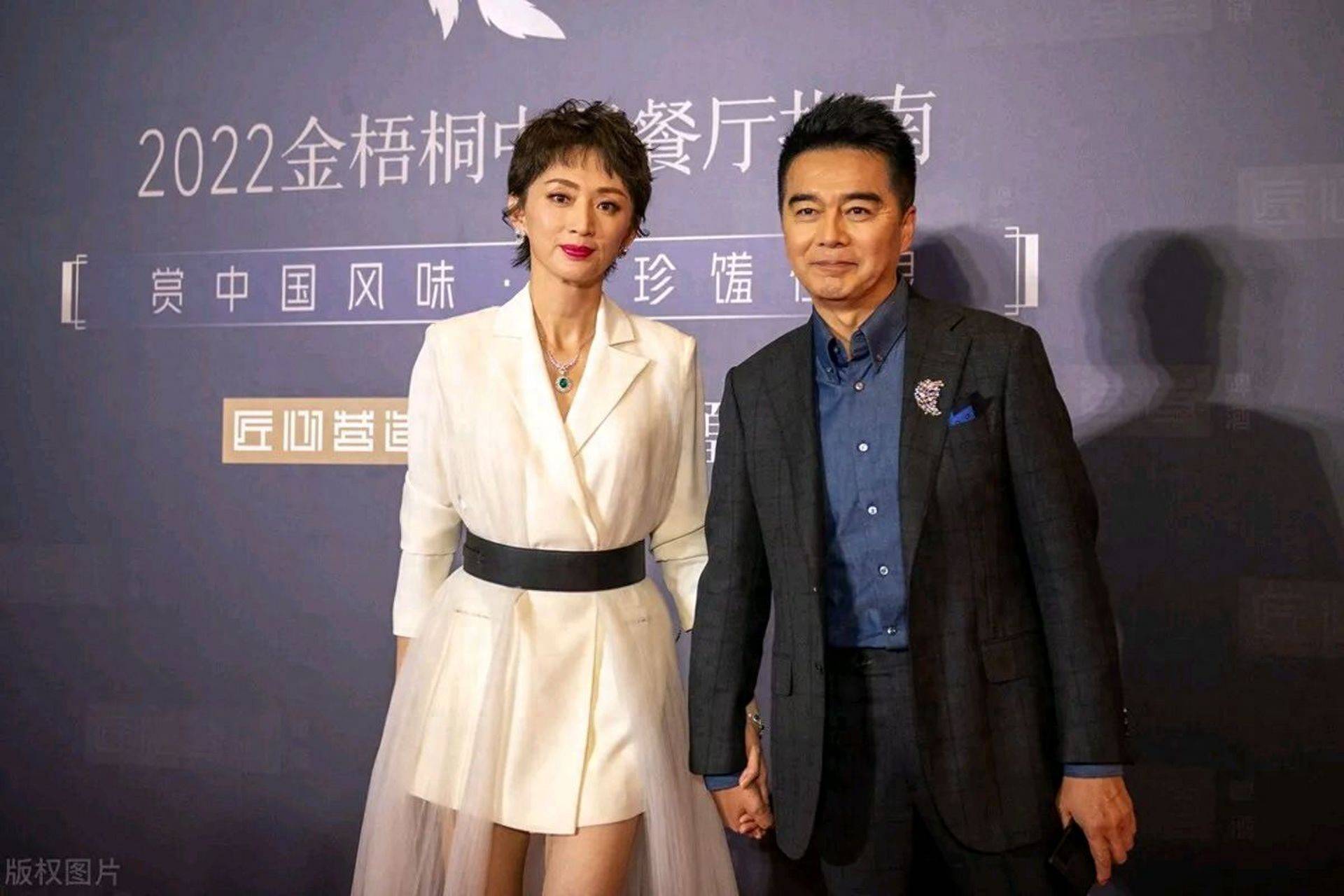 61岁许亚军下厨陪老婆过节,脸发肿还有些僵张澍在家被他宠成仙女