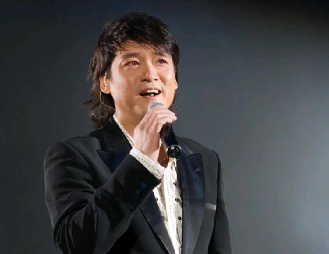 周华健可以说是狼尾发型的"祖师爷"了,细想一下,我们真的好像从没有