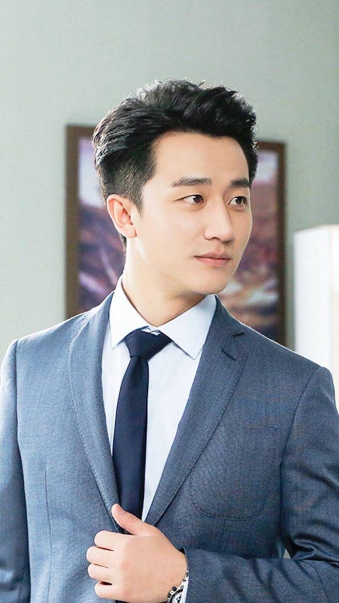 当红小生黄轩单亲母亲抚养他长大继母给予他温暖