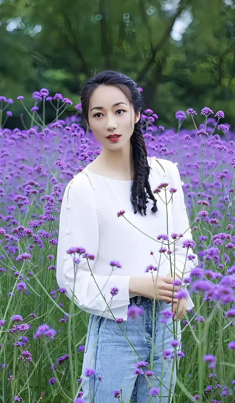 韩雪在娱乐圈中以其清新脱俗的形象和精湛的演技赢得了观众的喜爱