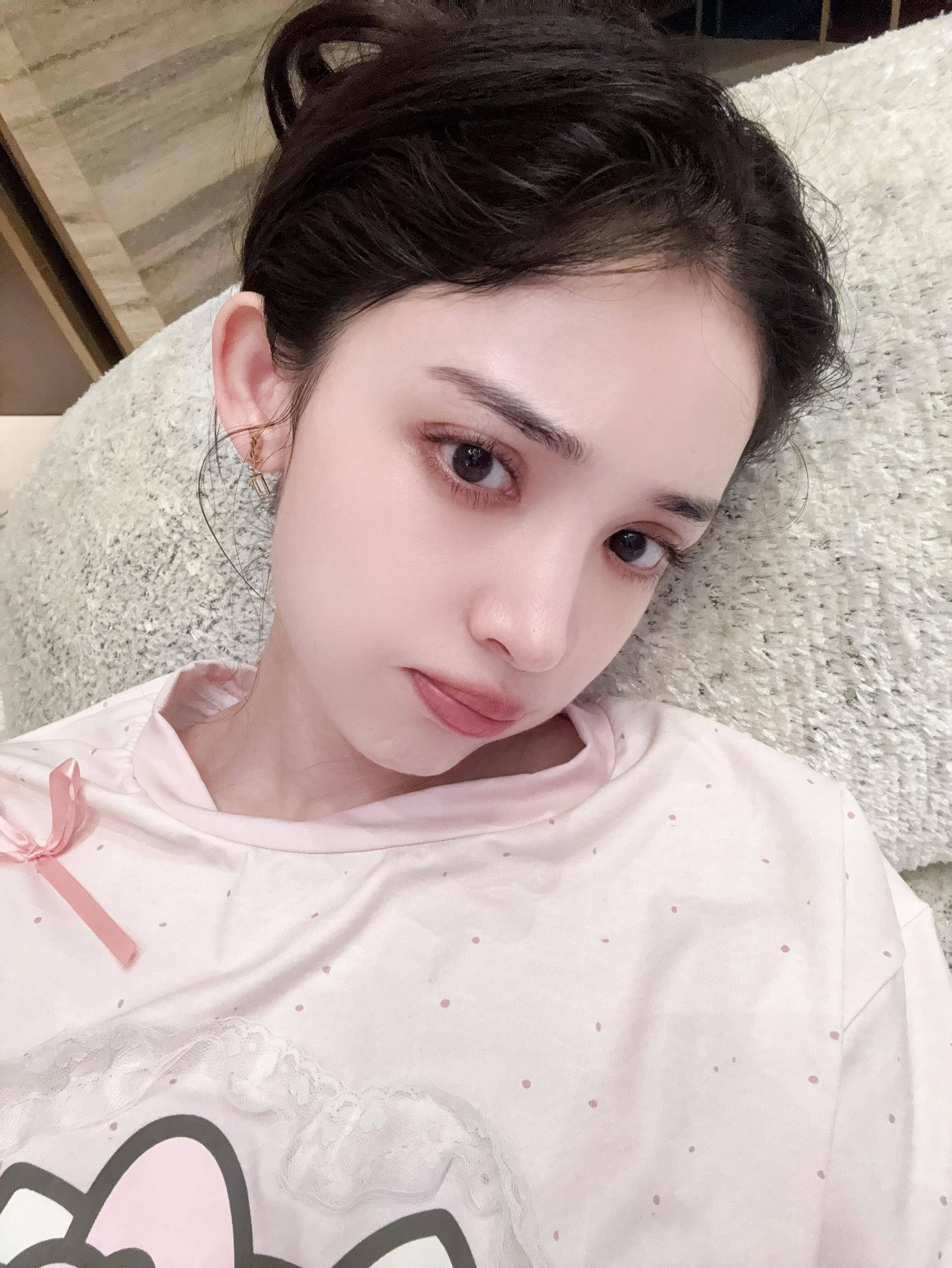 不得不承认,单从照片上看,古力娜扎的确非常漂亮,简直就像是仙女下凡