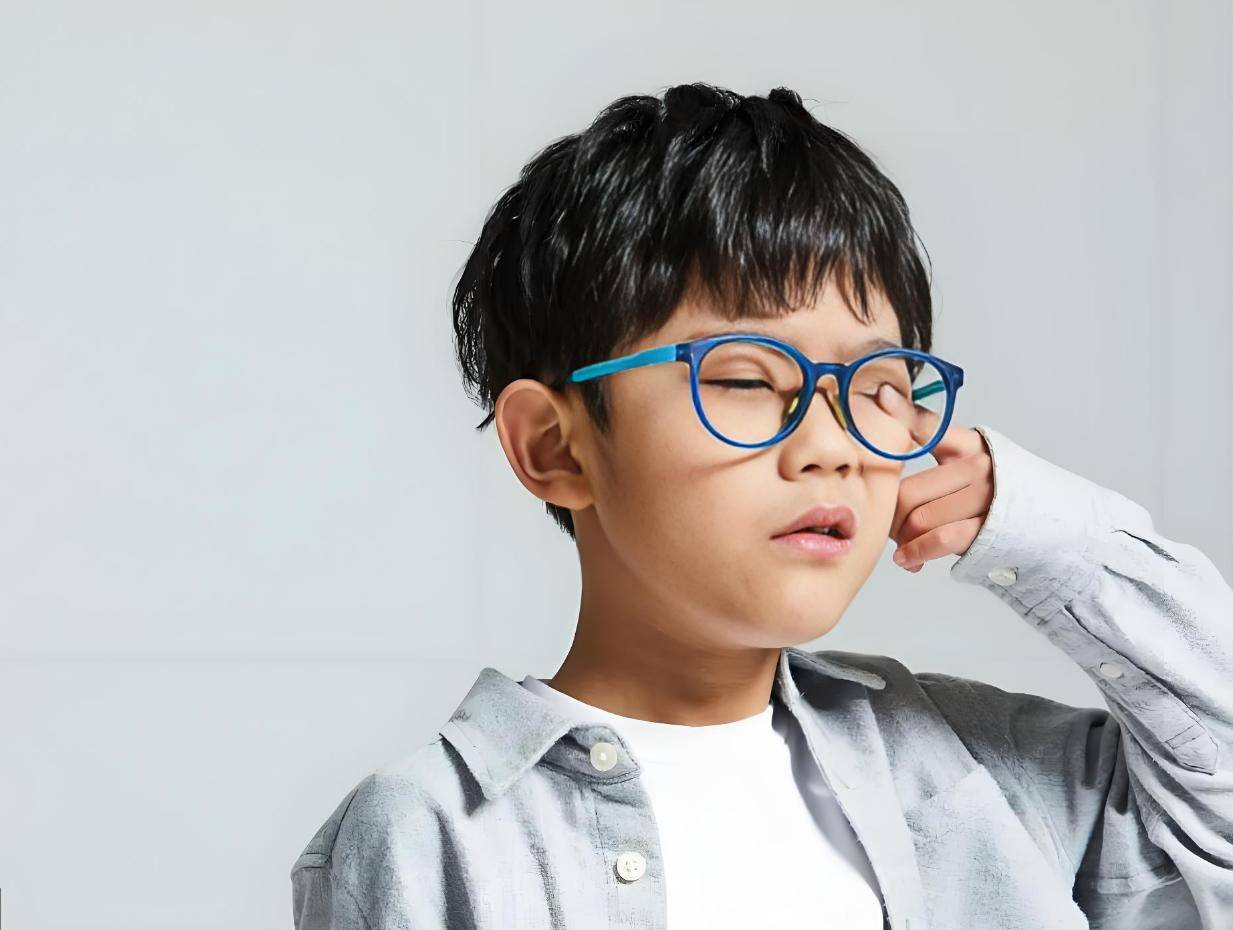 戴眼镜小学生坦言后悔!眼科医生陶勇:12岁前近视会影响一生