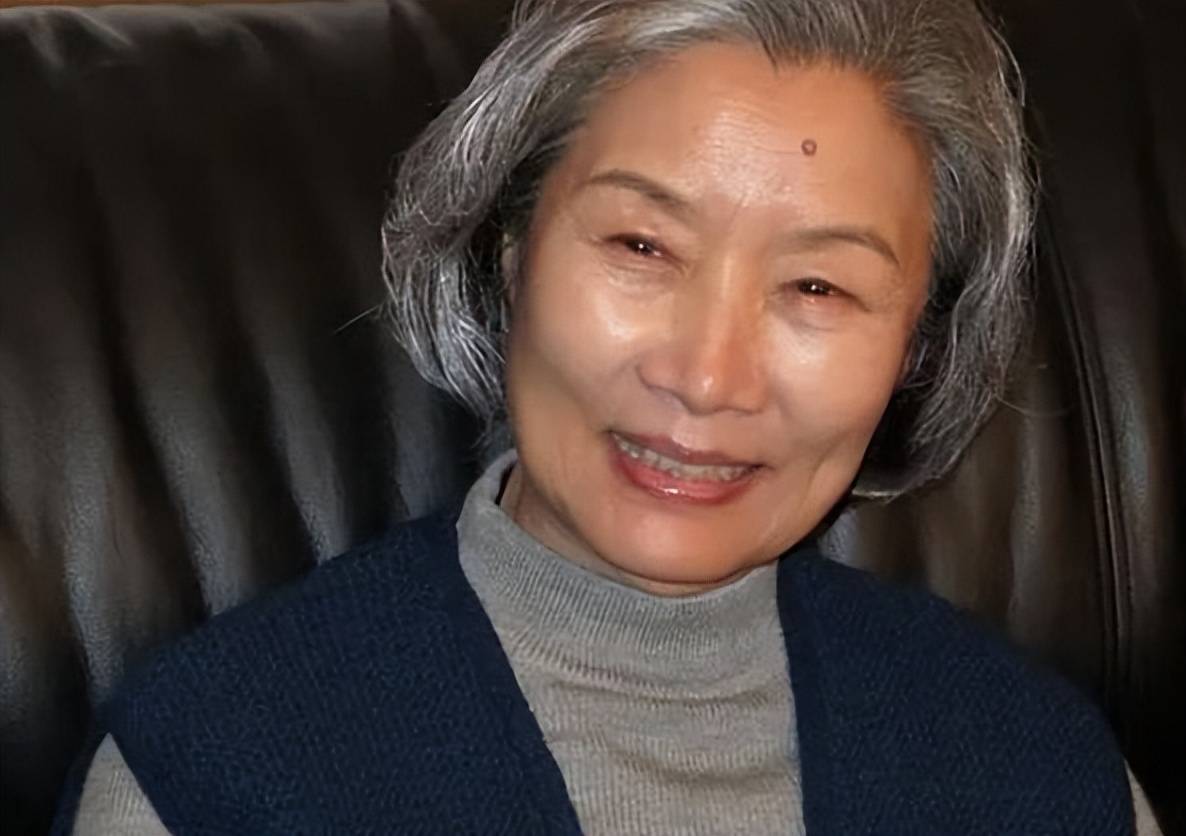 演员吕中:与初恋恩爱53年,儿子女儿个个争气,今84岁依旧优雅