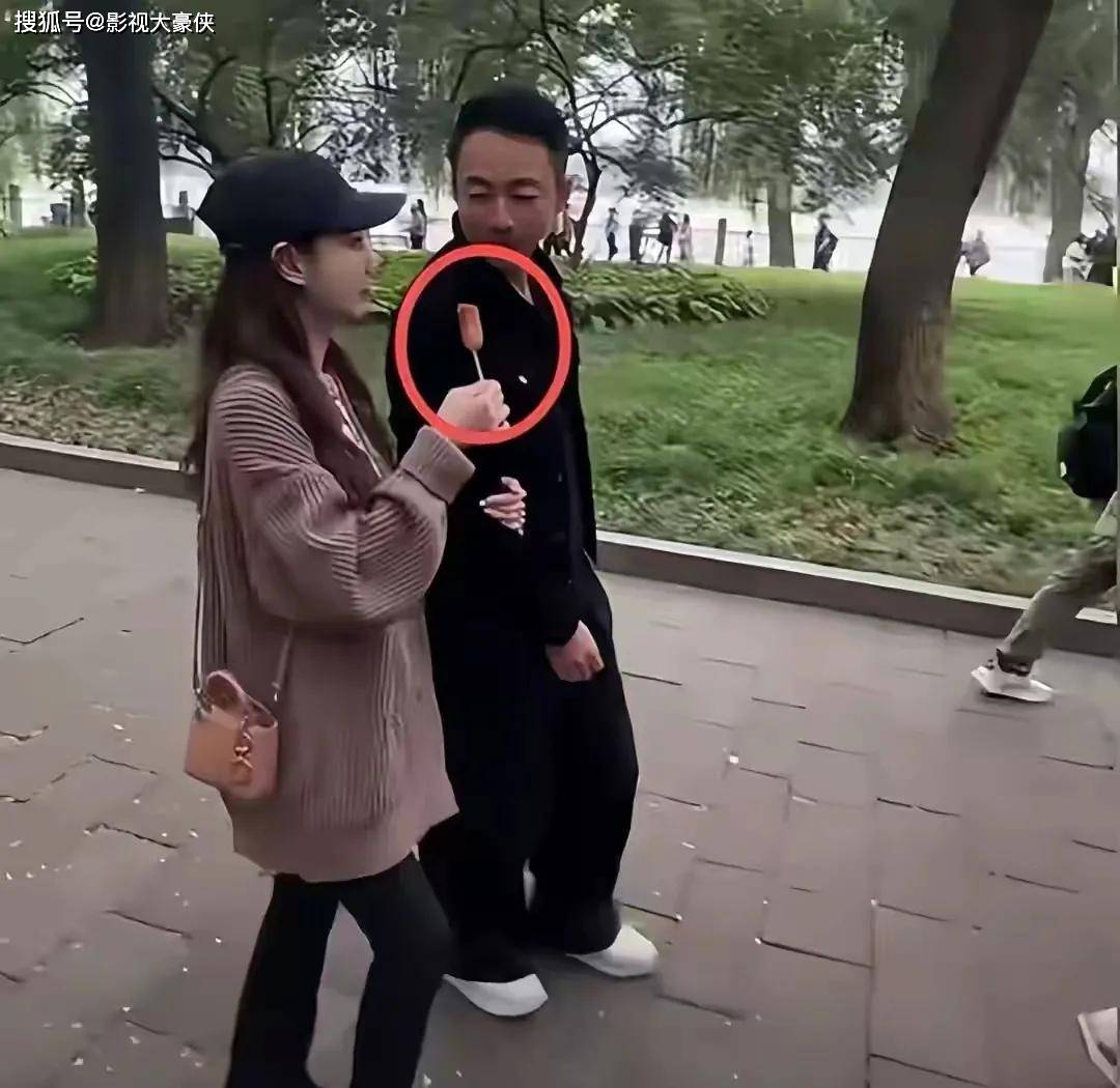 汪小菲马筱梅公园划船，同吃一根烤肠，女方大热天穿针织衫引热议