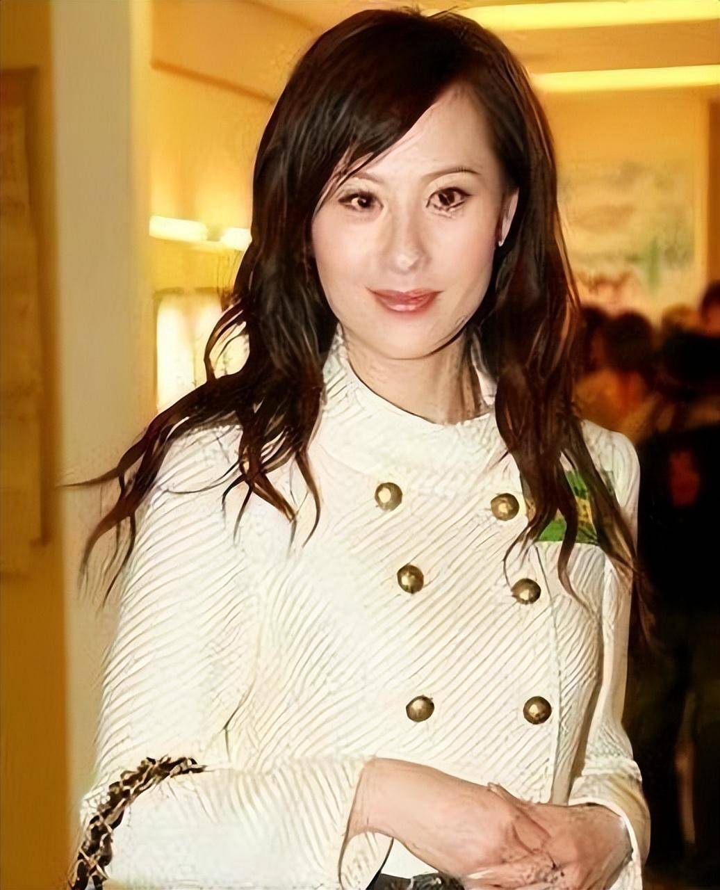 曾经被张卫健宠着的江欣燕,现在过上了富家千金的生活