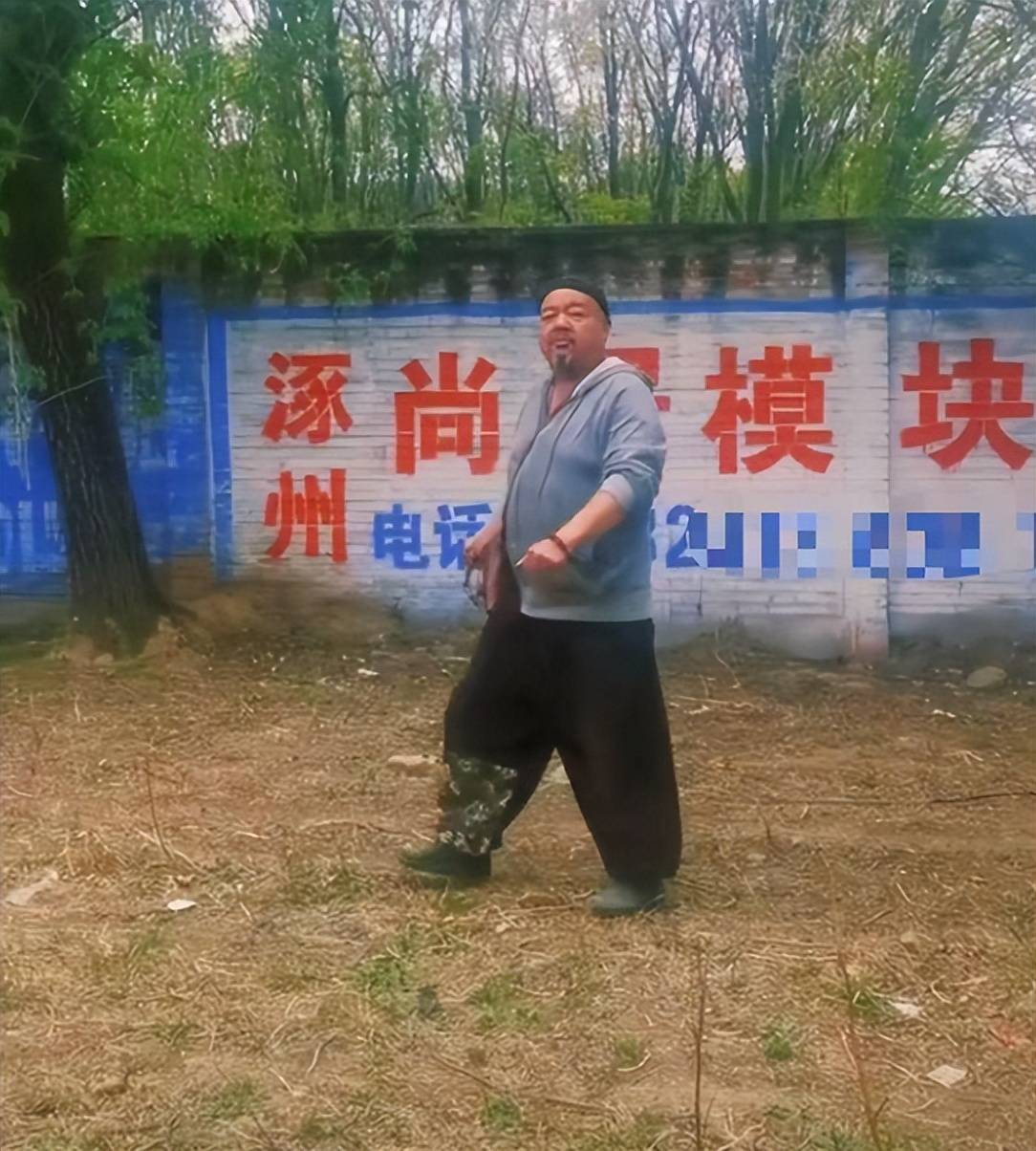 50岁戏骨近1年无戏可拍,定居河北农村放羊种菜,胡子花白精神足